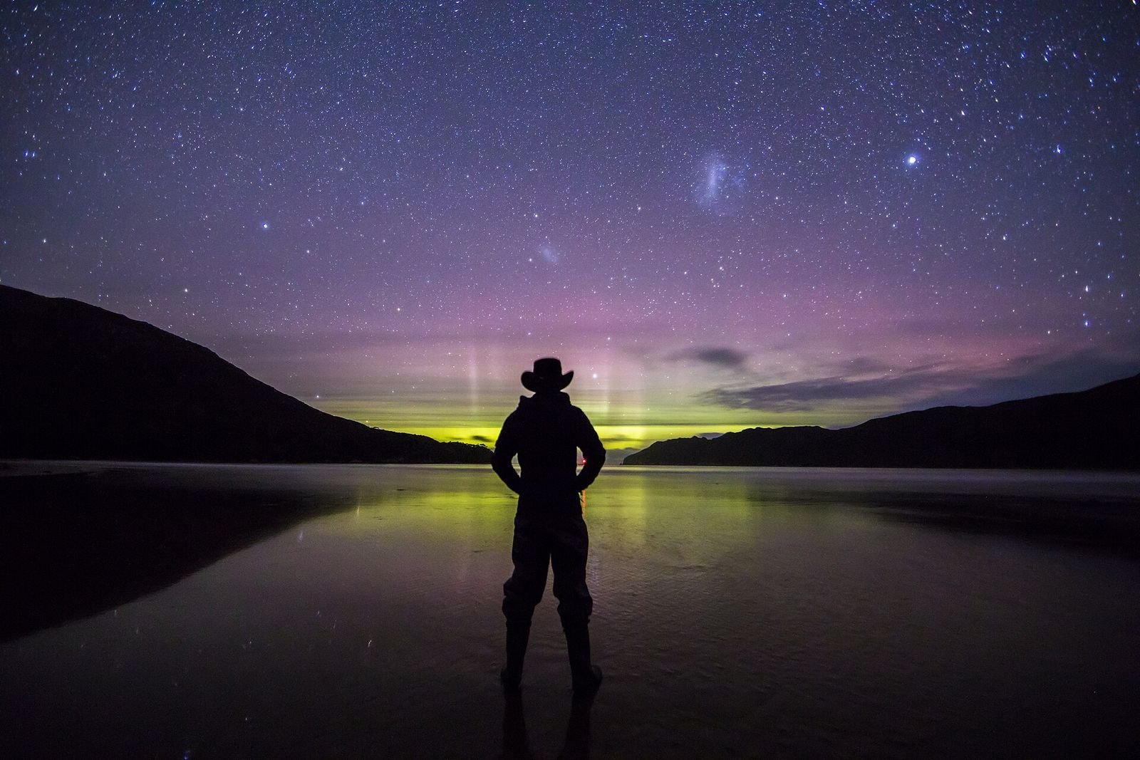 Aurora austral: luzes verdes e rosadas no céu do hemisfério sul