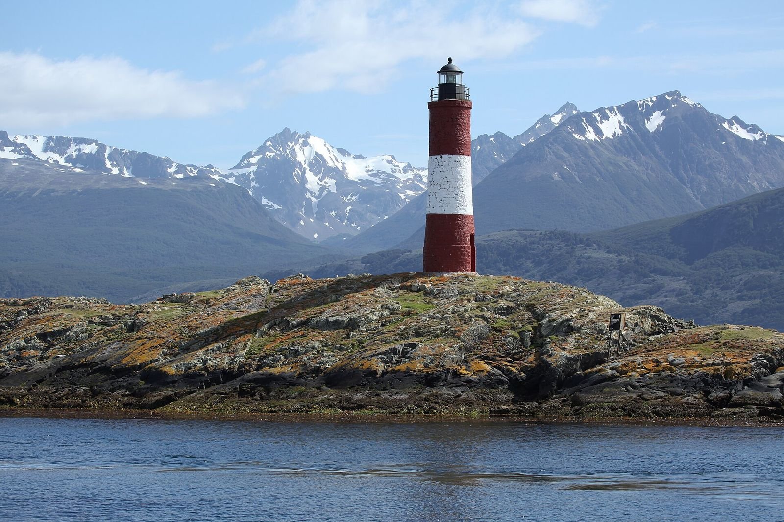 Ushuaia Canal de Beagle: o Farol Les Éclaireurs sobre uma ilhota rochosa