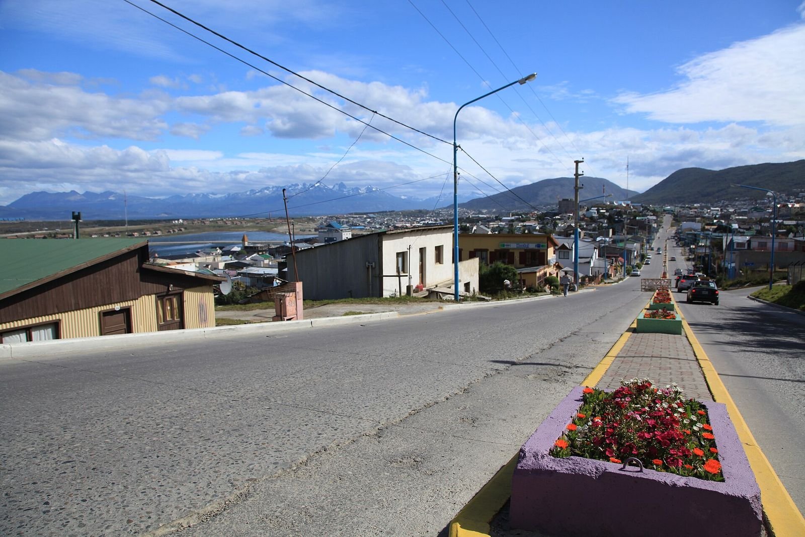 Ushuaia temperatura e clima: rua da cidade com montanhas nevadas ao fundo