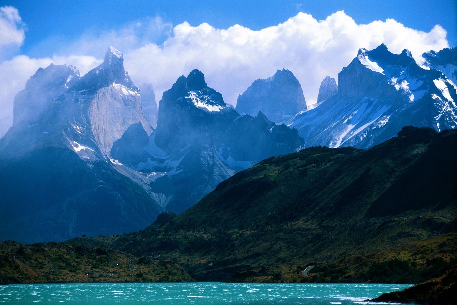 Maciço dos Cuernos del Paine sobre lago azul-turquesa no Parque Nacional Torres del Paine