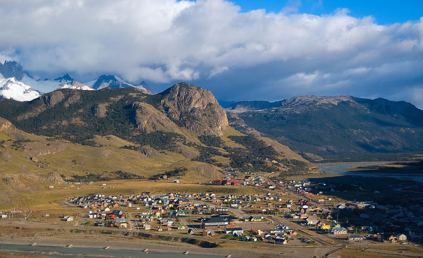 Vila de El Chaltén no vale do Rio de las Vueltas, cercada de montanhas