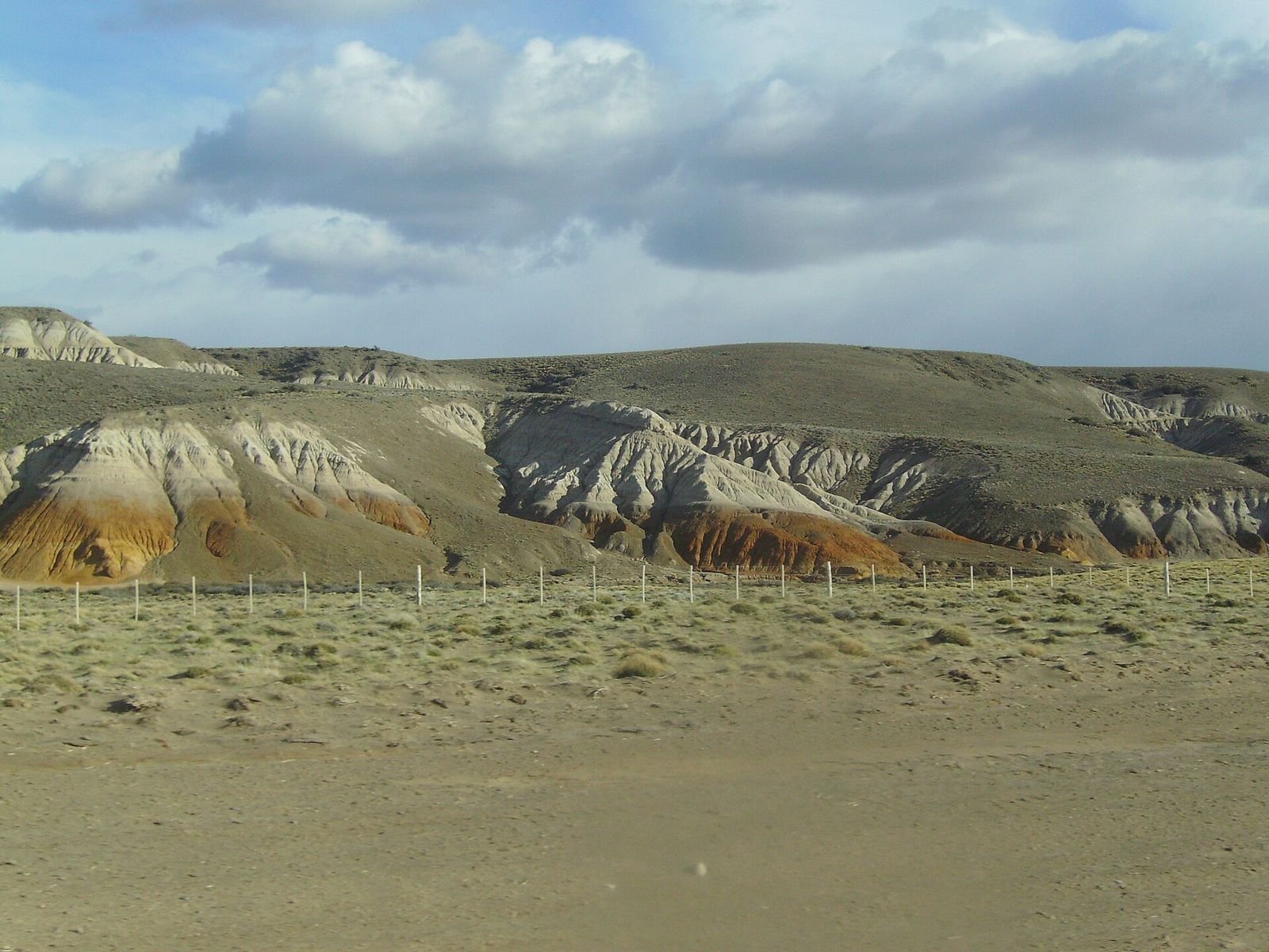Estepe patagônica com colinas áridas ao longo da Ruta 40