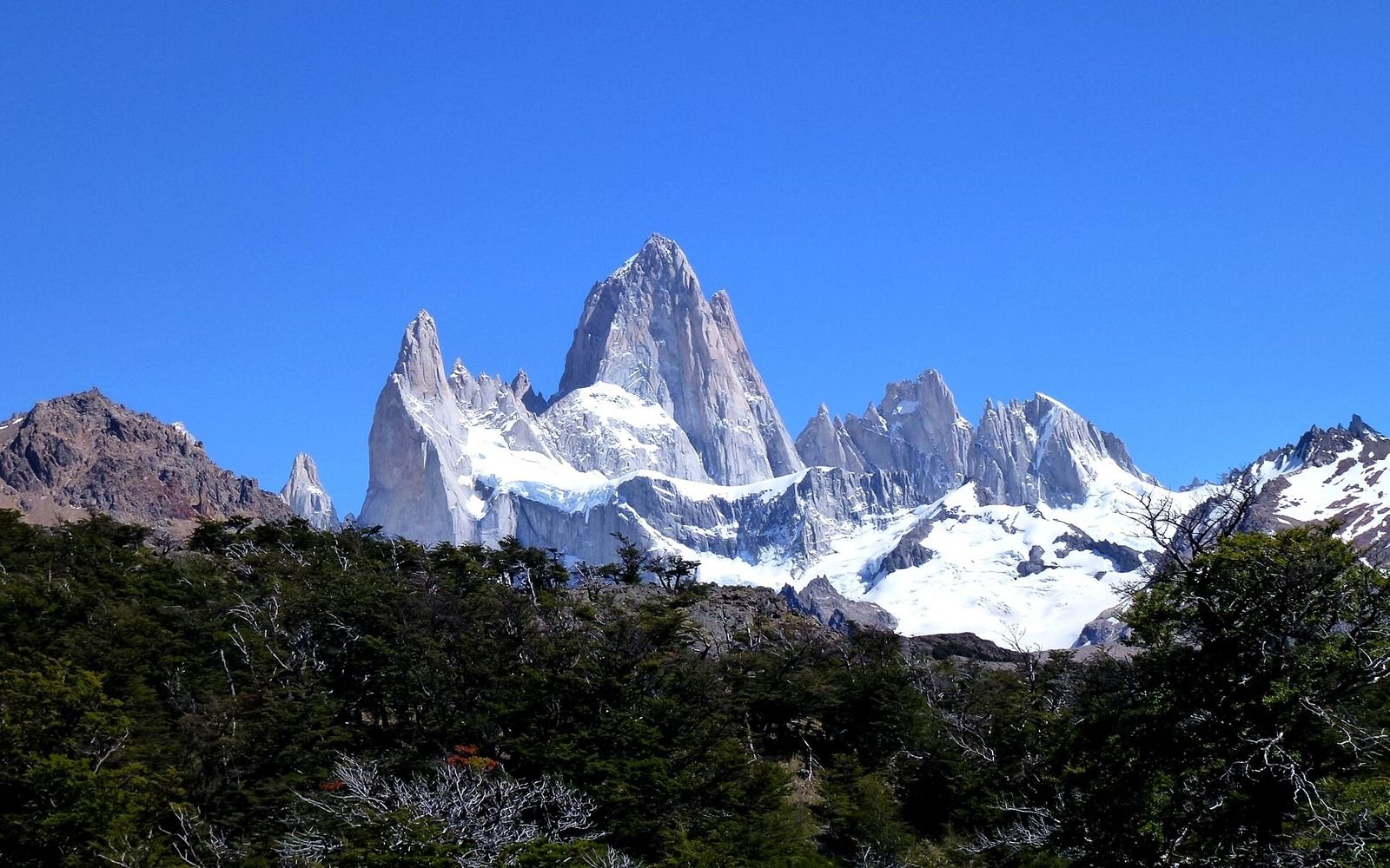 Maciço do Fitz Roy visto da trilha perto da Laguna Capri, em El Chaltén