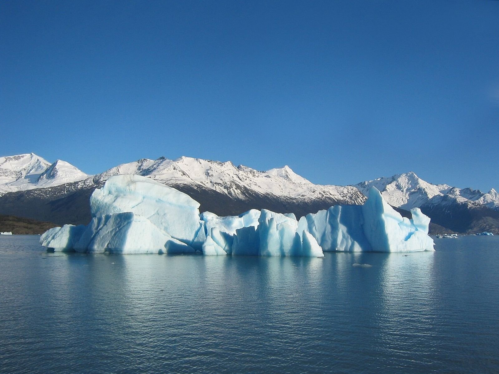 Iceberg azul flutuando no Lago Argentino, perto do Glaciar Perito Moreno