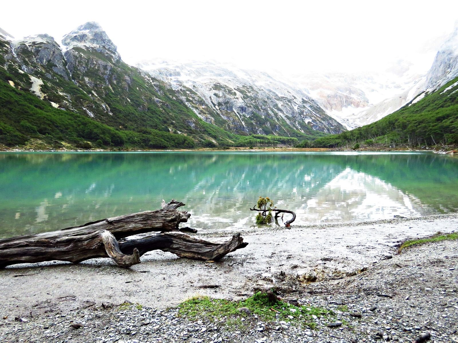 Laguna Esmeralda em Ushuaia, com água verde-esmeralda e montanhas nevadas ao fundo