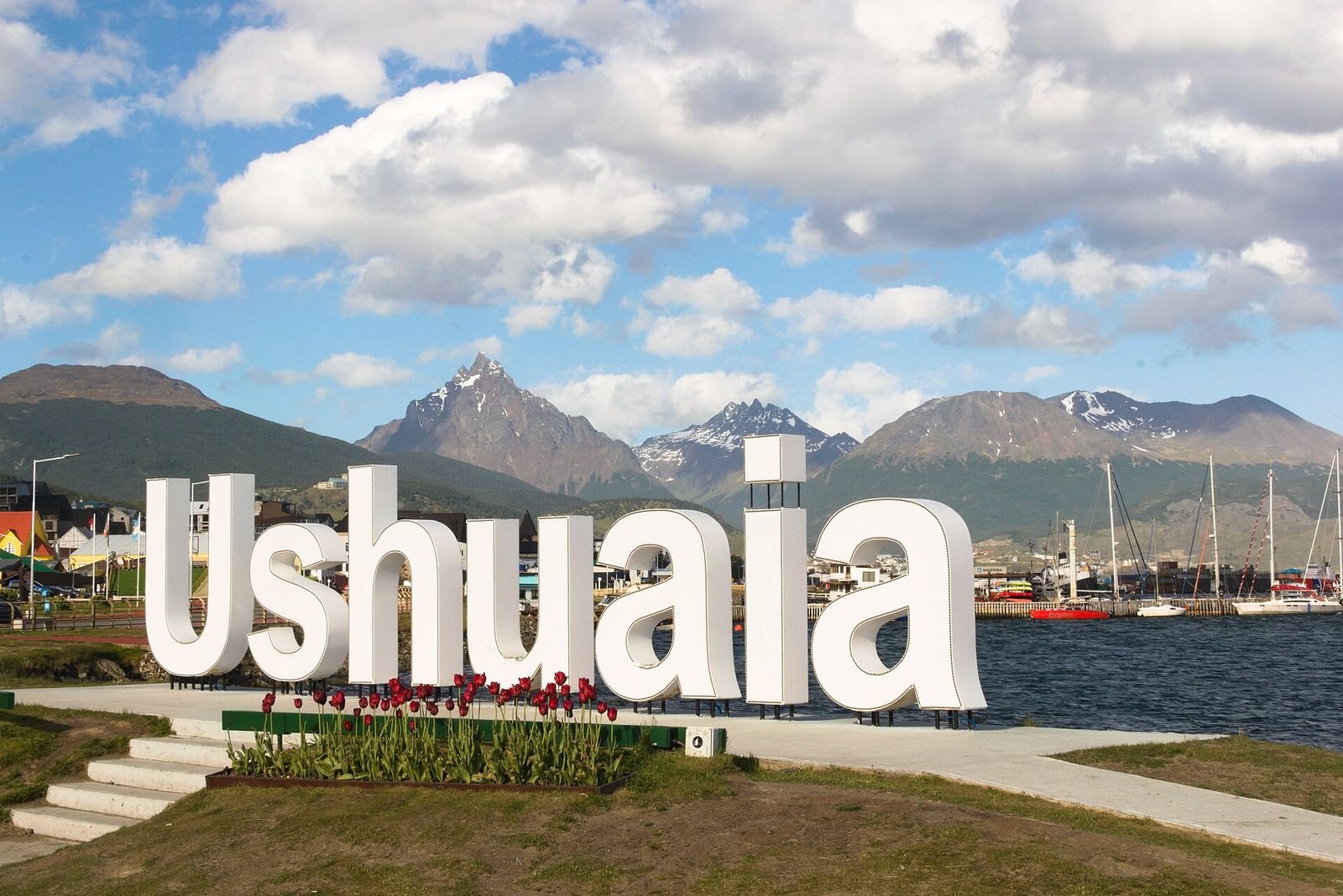Letreiro de Ushuaia na orla da Avenida Maipú, no centro