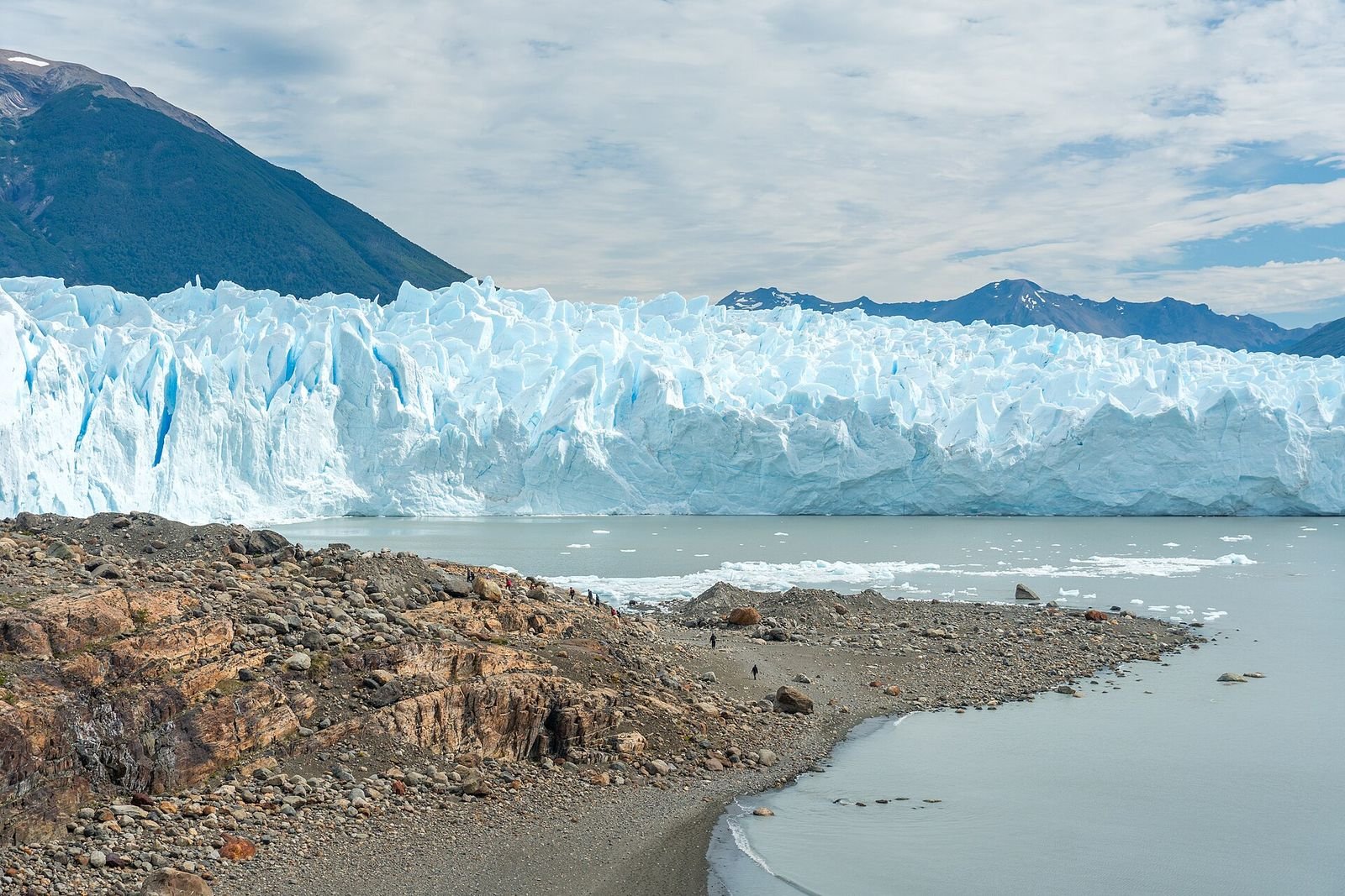 Grupo caminhando com crampons sobre o gelo no minitrekking do Glaciar Perito Moreno
