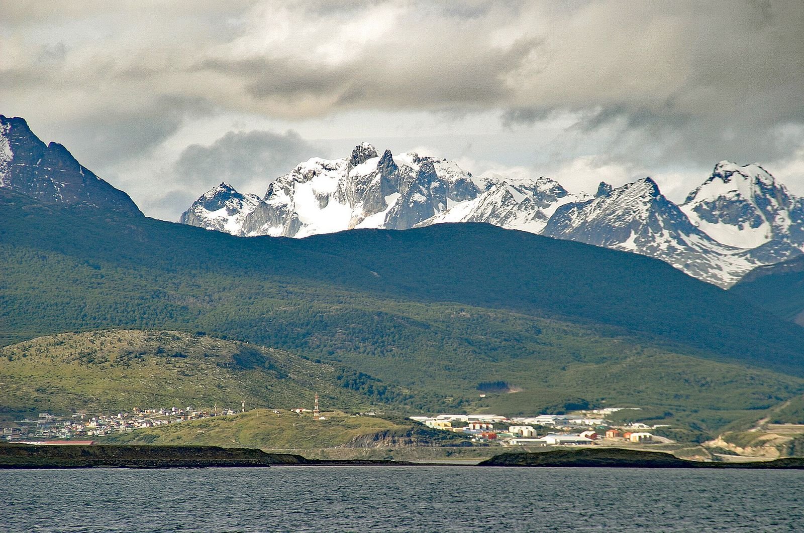 Cordilheira nevada e Canal de Beagle vistos de Ushuaia