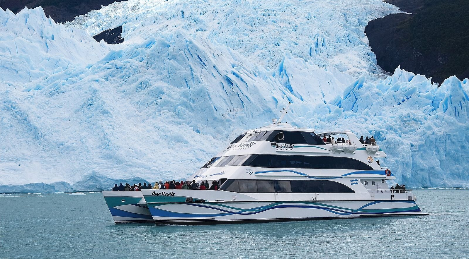 Barco de passeio diante do Glaciar Upsala, saindo de El Calafate