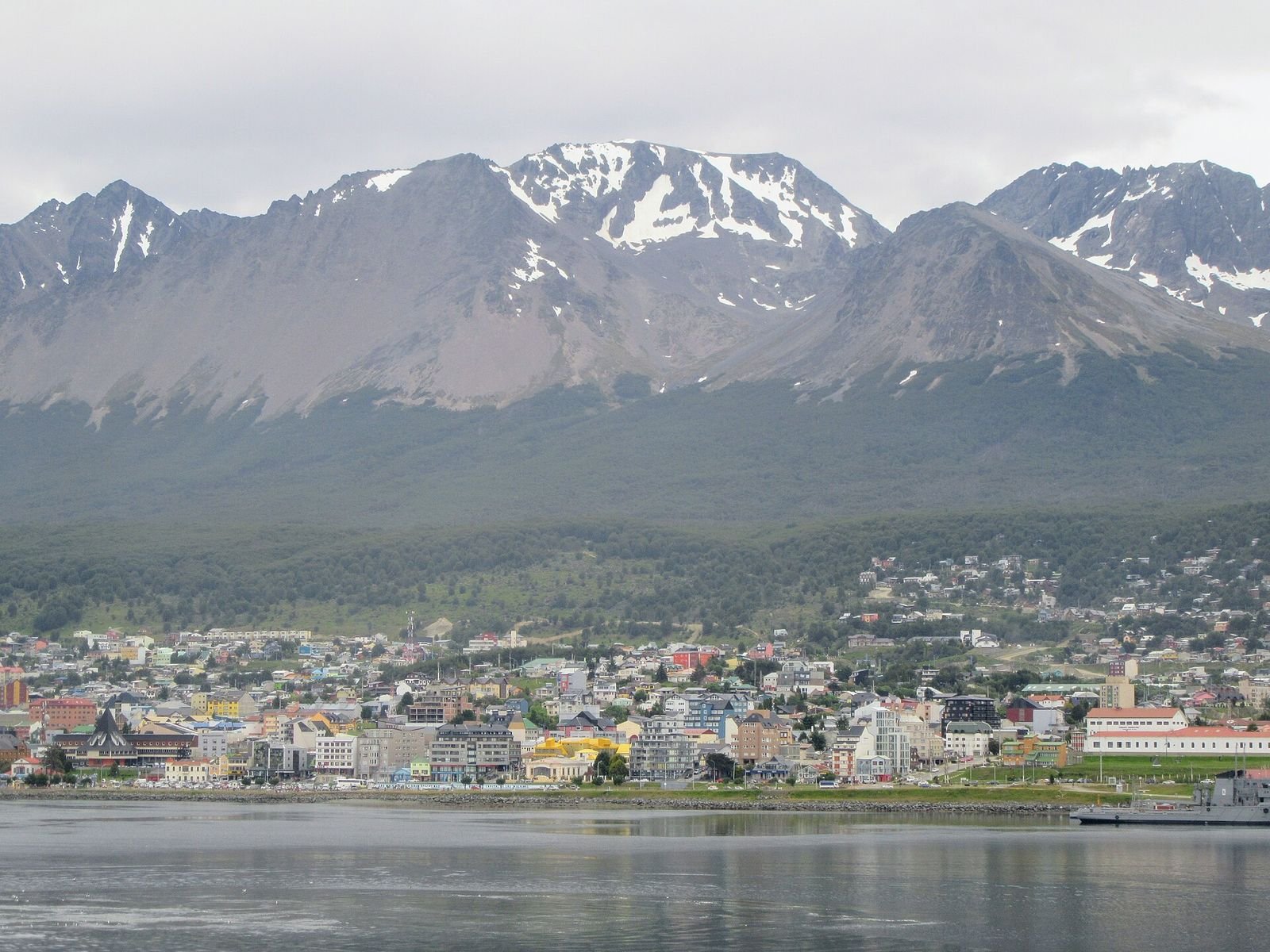 O que fazer em Ushuaia: vista da cidade às margens do Canal de Beagle com os Montes Martial ao fundo