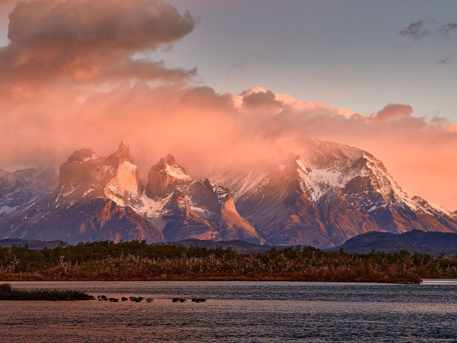 O que fazer na Patagônia: os Cuernos del Paine sobre lago turquesa