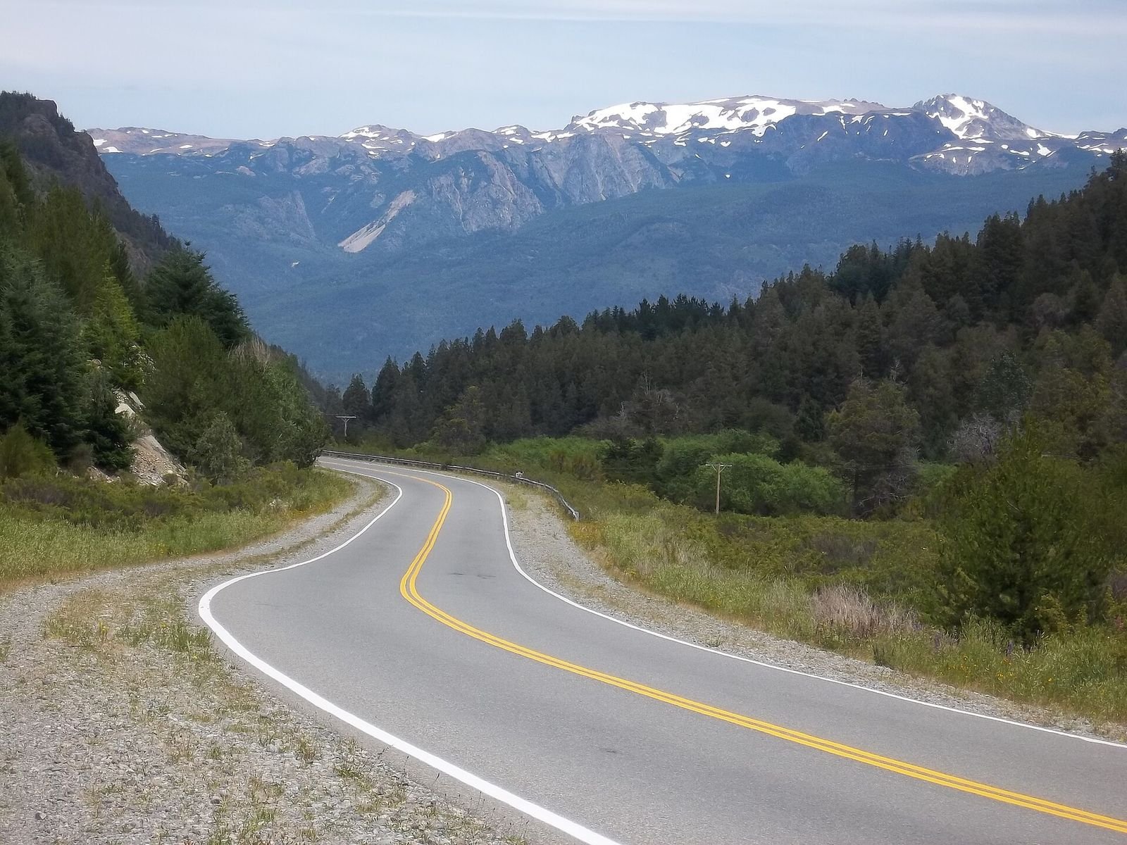 Onde fica a Patagônia: a Ruta 40 cruzando a região entre montanhas no sul da Argentina