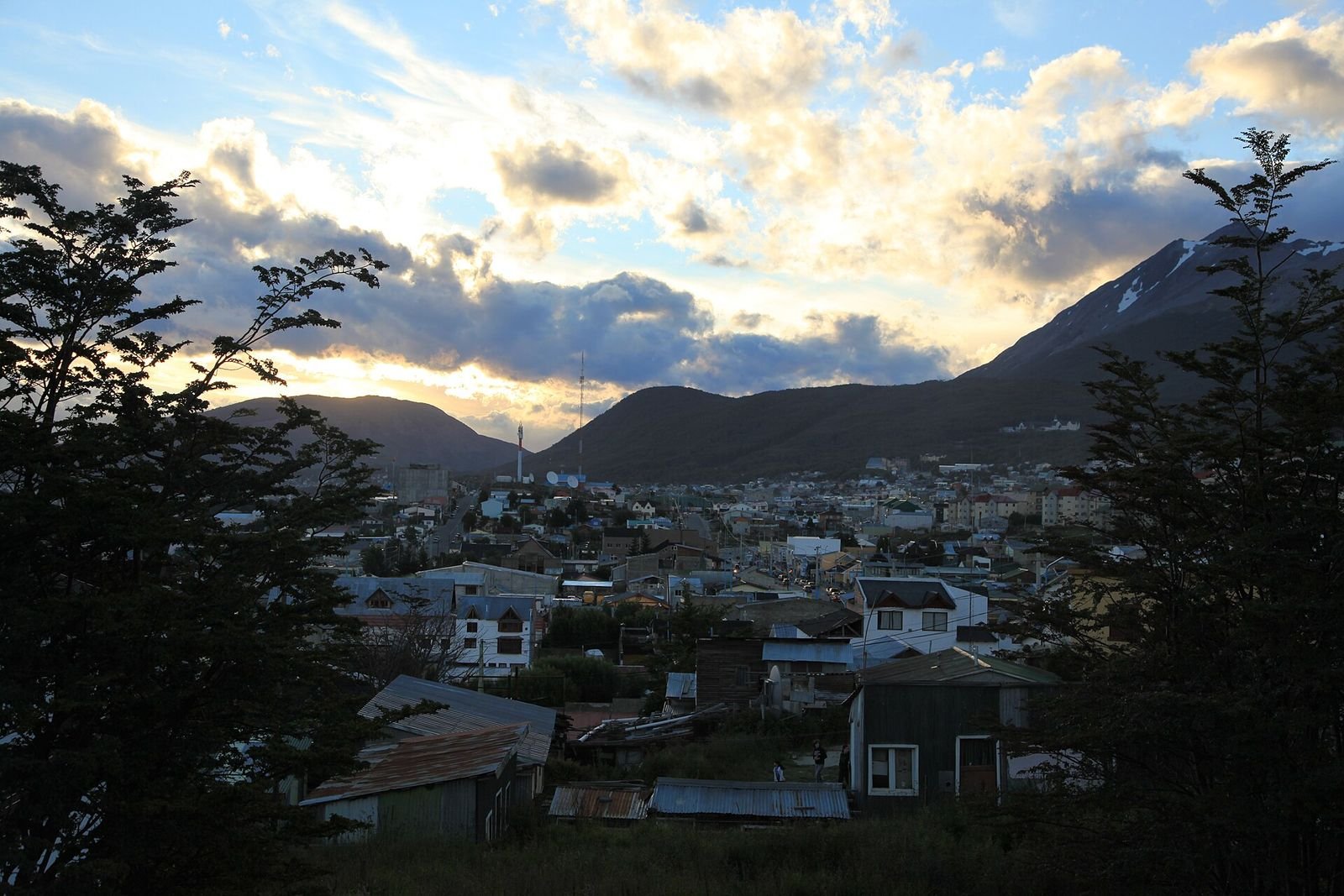 Ushuaia mapa e localização: a cidade às margens do Canal de Beagle, na Terra do Fogo