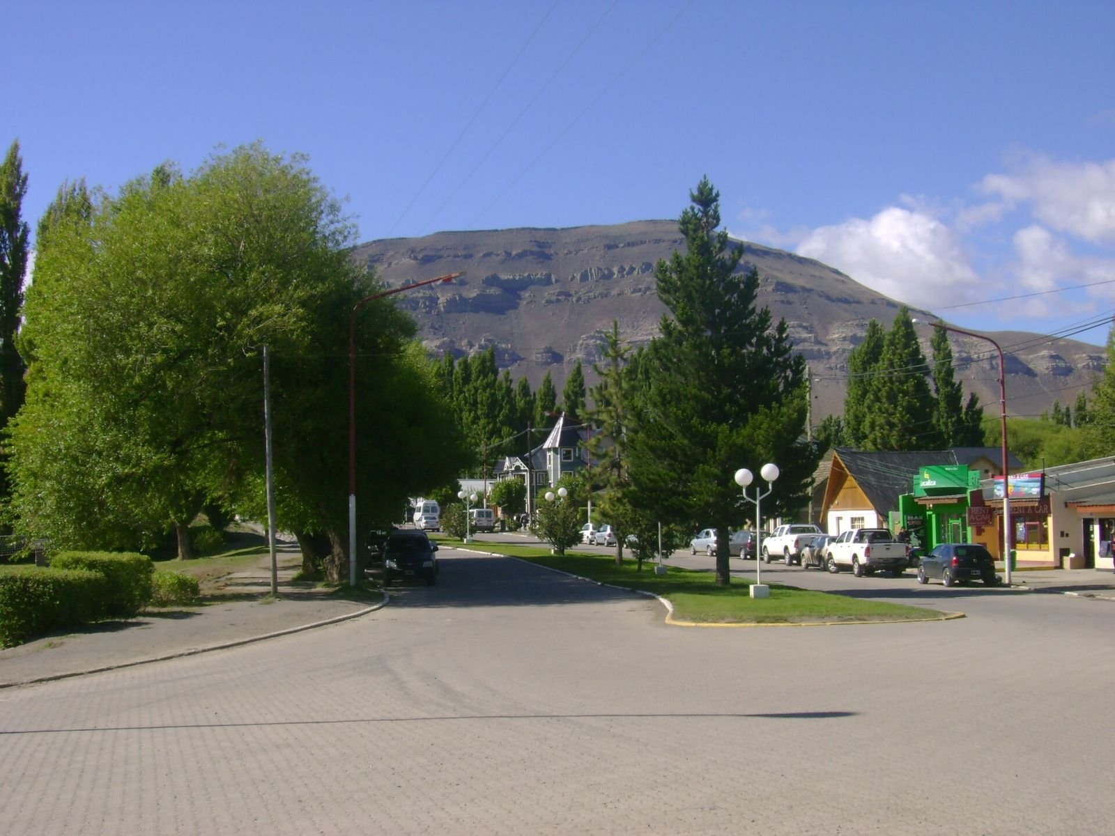 Onde ficar em El Calafate: rua arborizada do centro da cidade