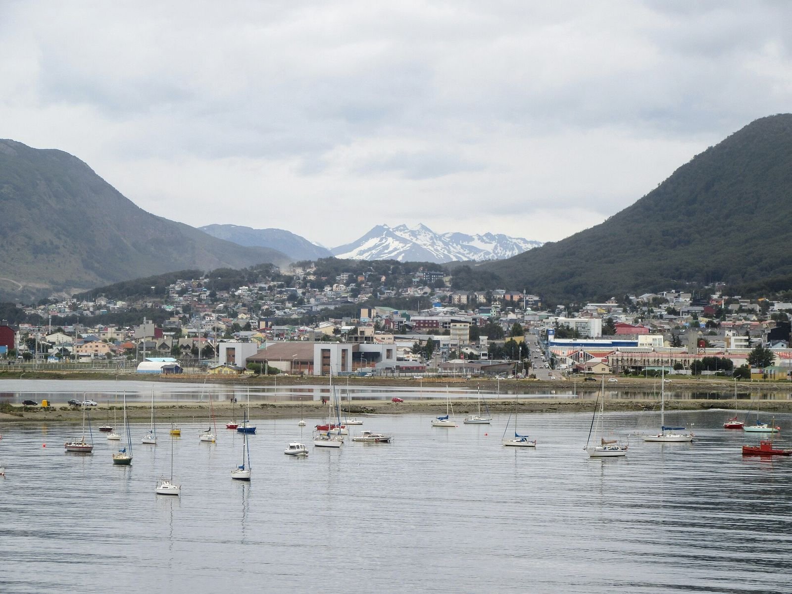 Onde ficar em Ushuaia: barcos atracados na baía e casas do centro da cidade