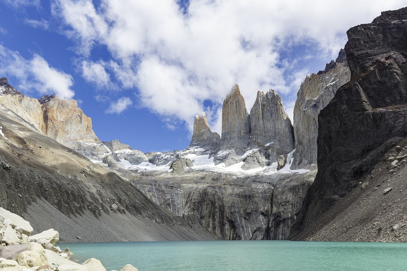 Patagônia chilena: as três torres de granito de Torres del Paine sobre a lagoa de base