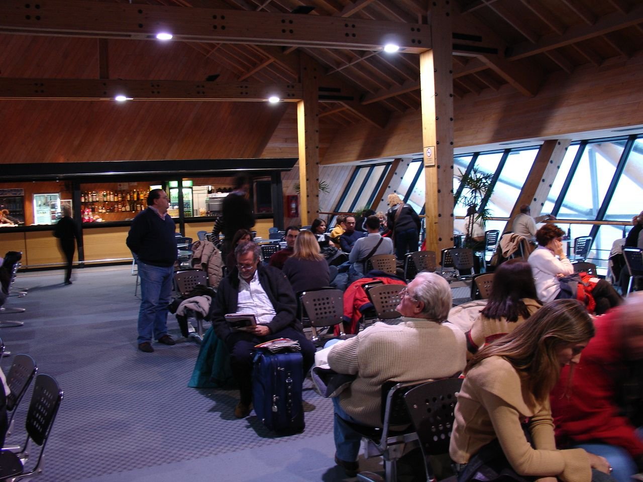 Sala de embarque do aeroporto de Ushuaia com estrutura de madeira