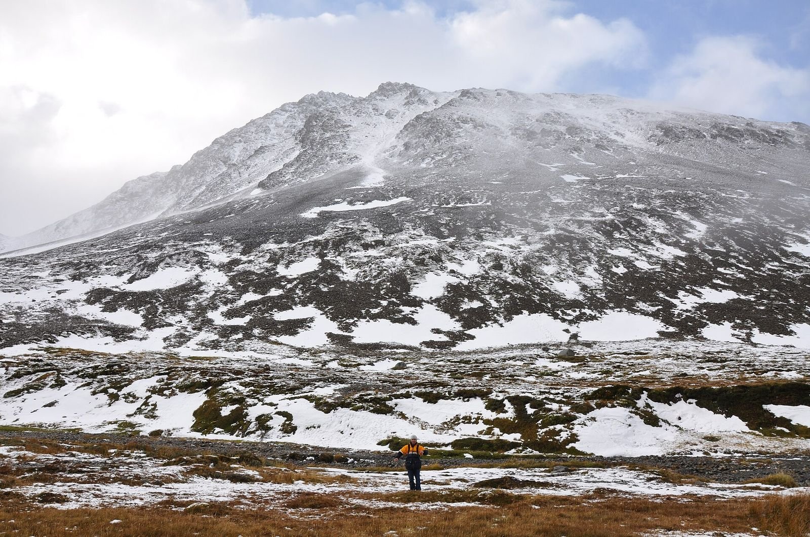 Montanhas cobertas de neve sobre Ushuaia no inverno