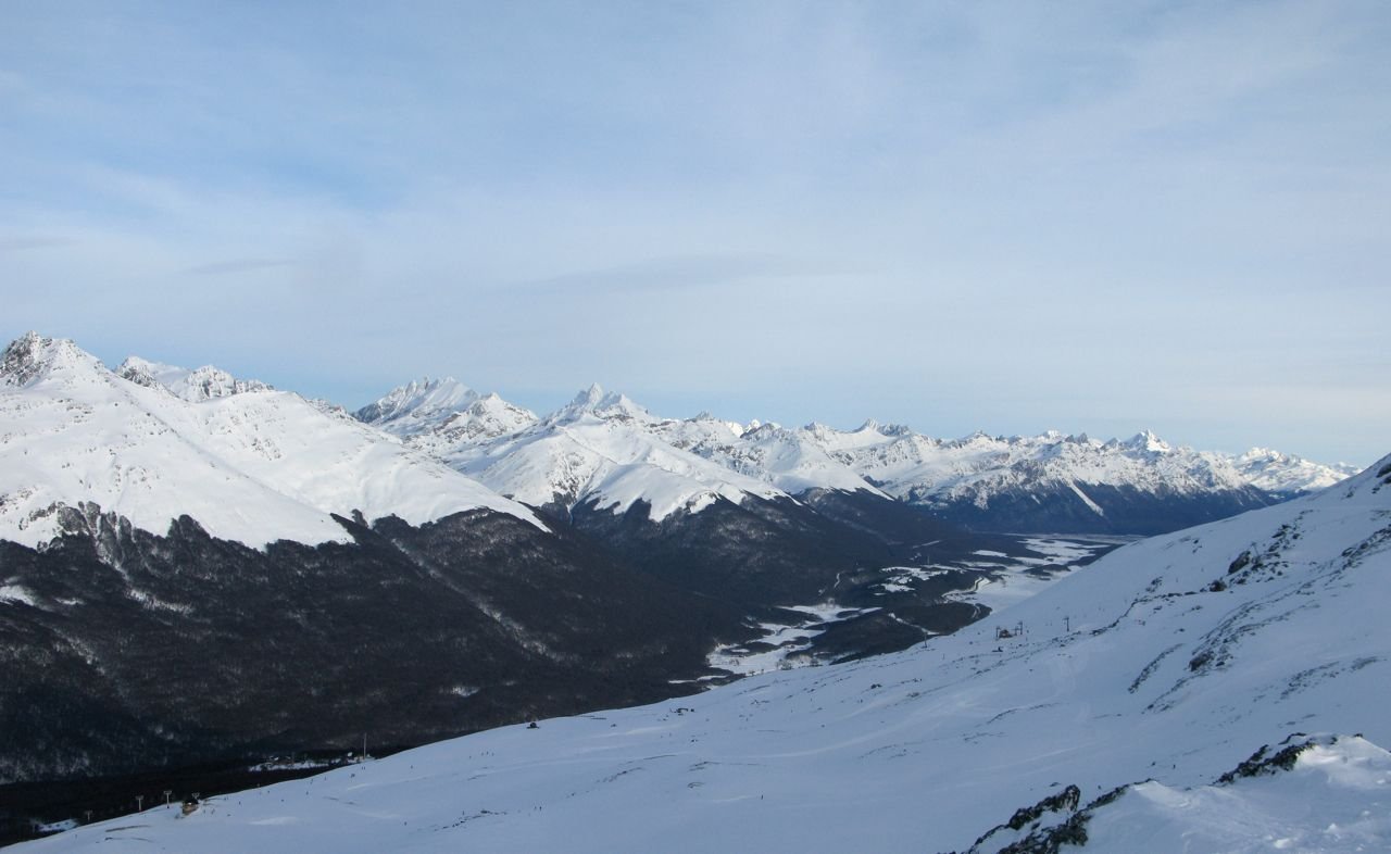 Ushuaia no inverno: pistas nevadas do Cerro Castor com vista para os vales da Terra do Fogo