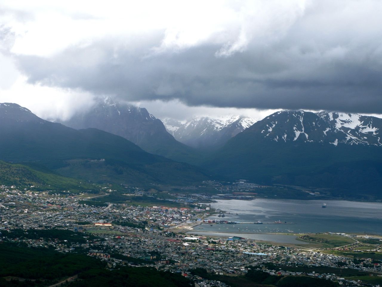 Vista de Ushuaia e do Canal de Beagle a partir da encosta da cidade