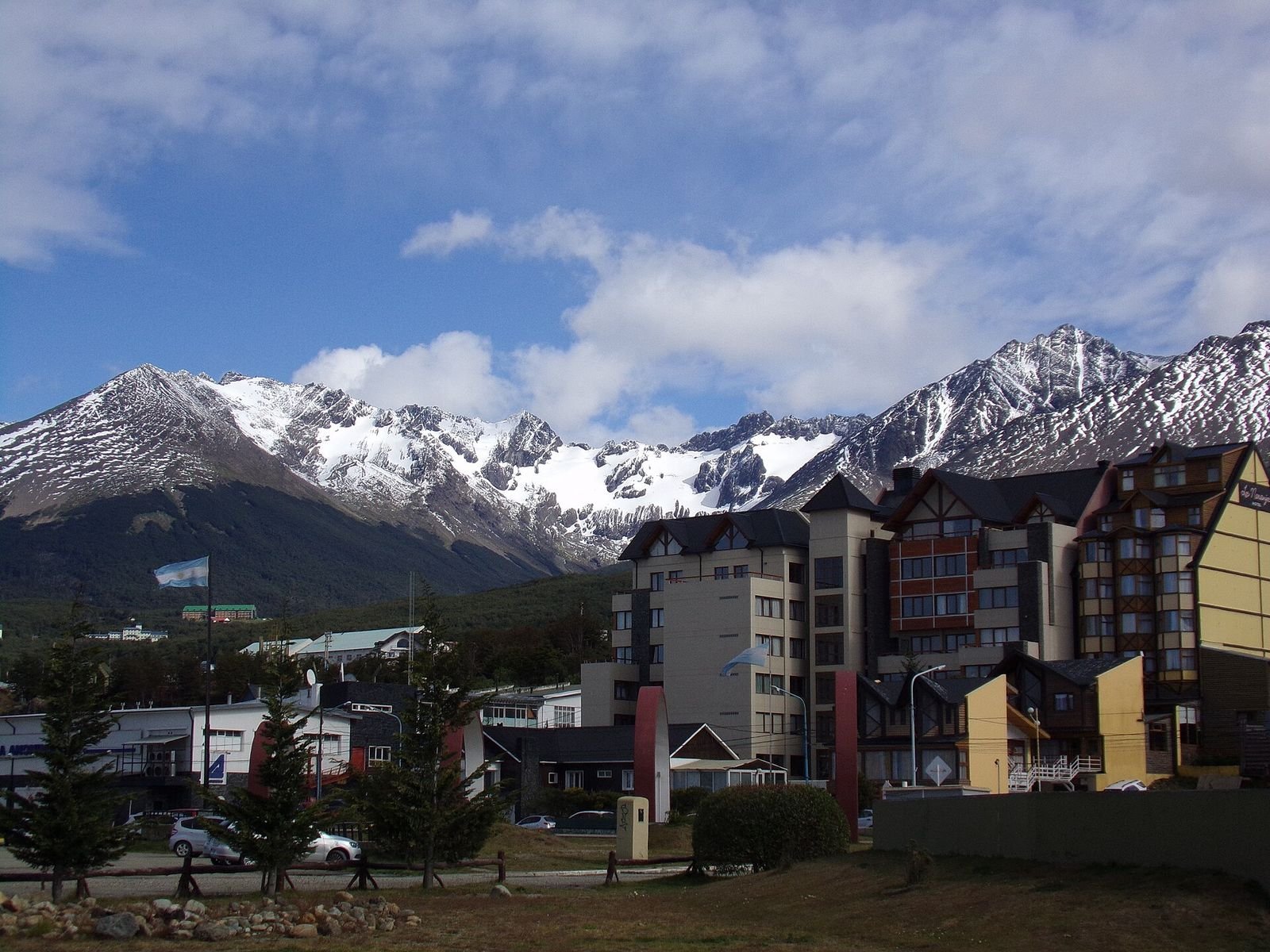 Montes e Glaciar Martial vistos da cidade de Ushuaia