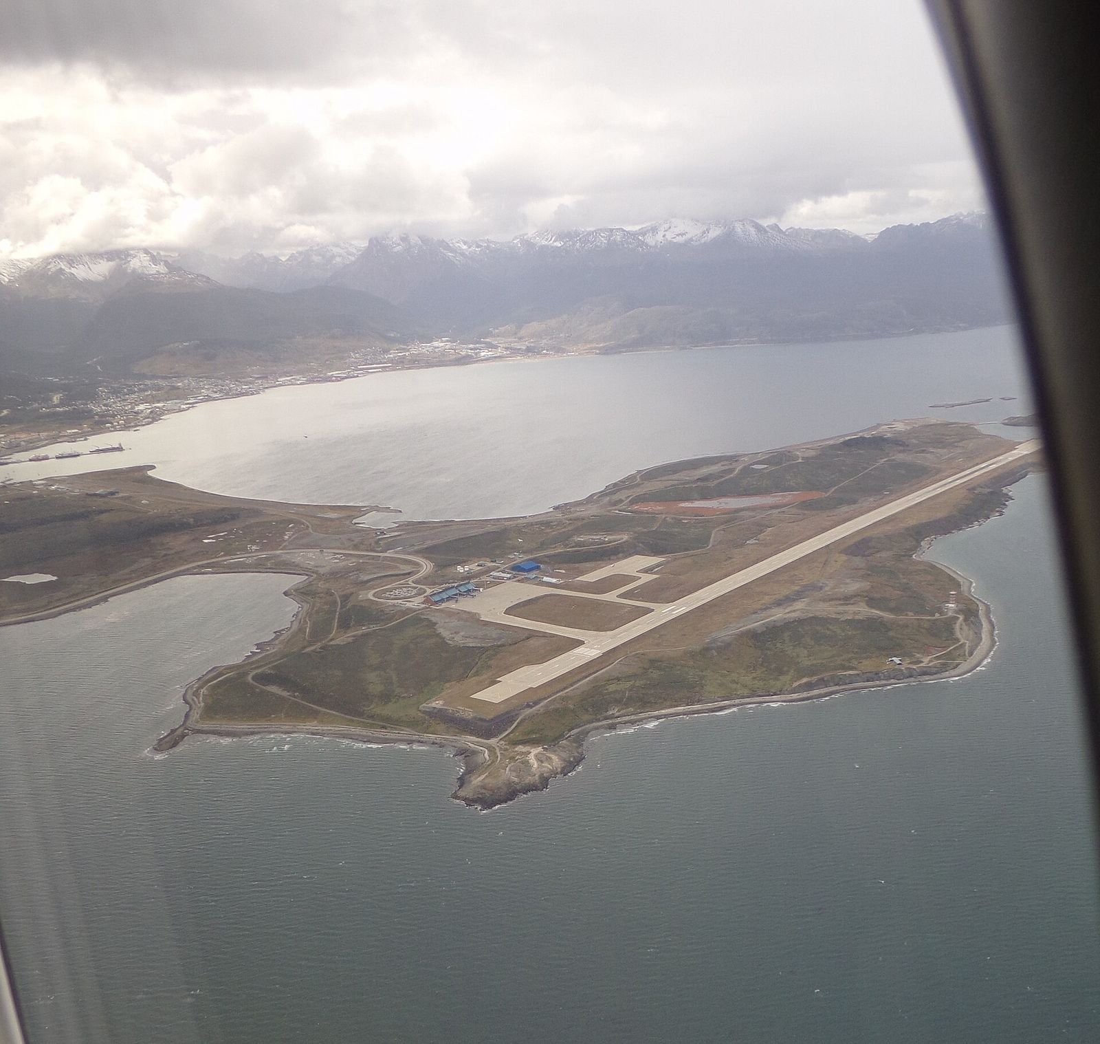 Voo para Ushuaia: vista aérea do aeroporto Malvinas Argentinas sobre o Canal de Beagle